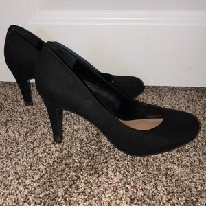 Black pumps